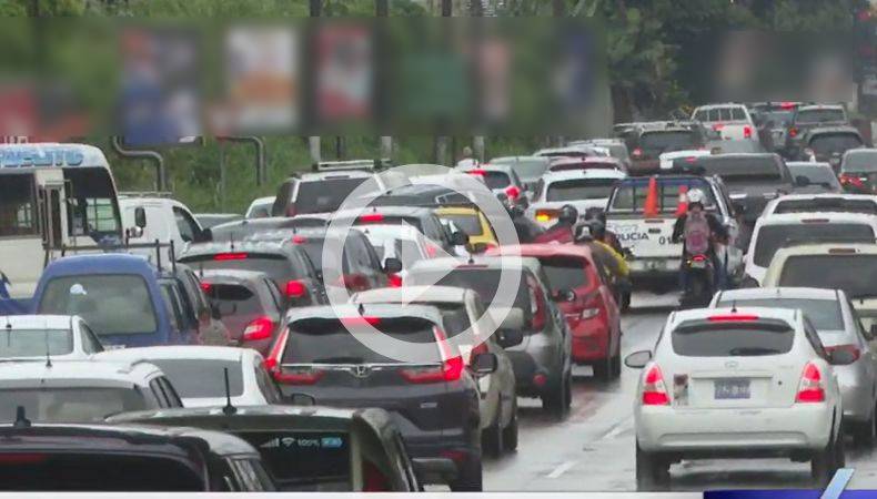 Ahora | Lluvias generan bastante tráfico en la zona metropolitana