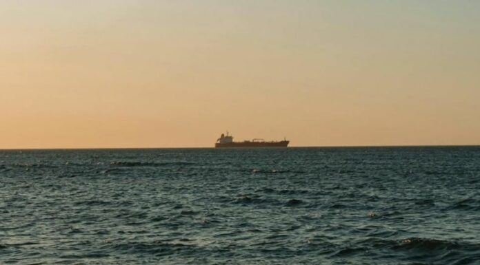 Yemen: Petrolero con bandera panameña es alcanzado por un misil