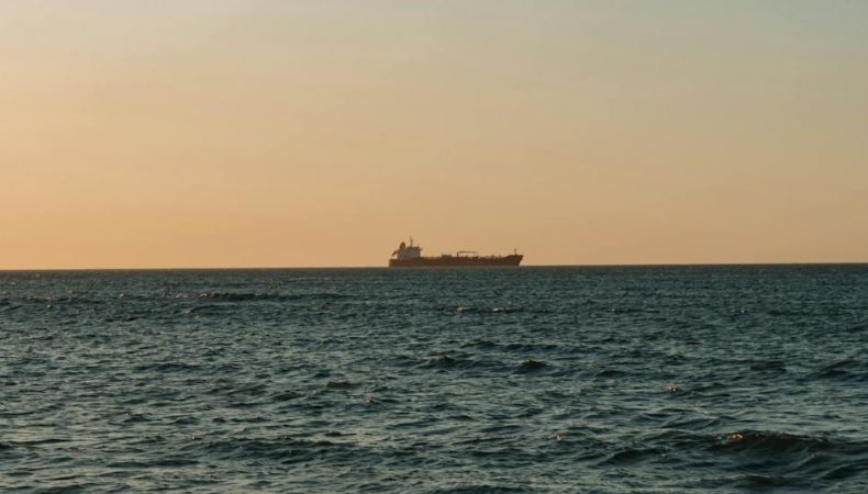 Yemen: Petrolero con bandera panameña es alcanzado por un misil