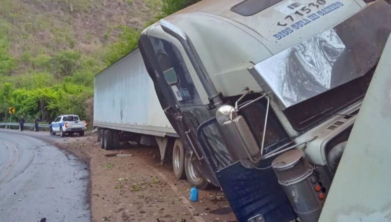 Accidente de rastra a la altura de Quebrada Seca, San Vicente Accidente de rastra a la altura de Quebrada Seca, San Vicente