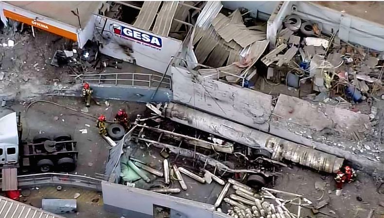 Fuerte explosión de un vehículo cisterna de gas en Villa María del Triunfo, Perú