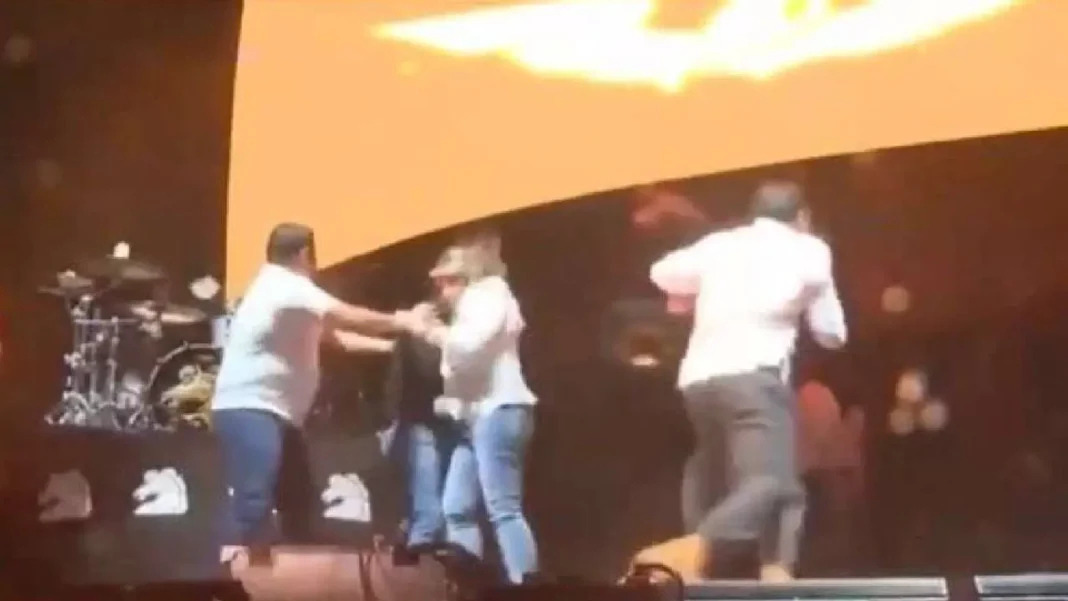 Imagen obtenida de Milenio Colapsa escenario en Nuevo León