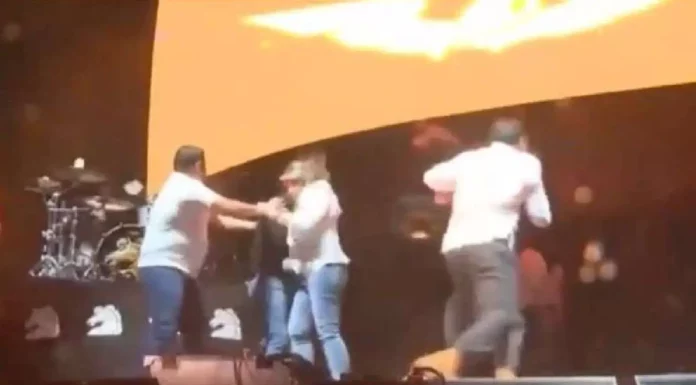 Colapsa escenario en Nuevo León