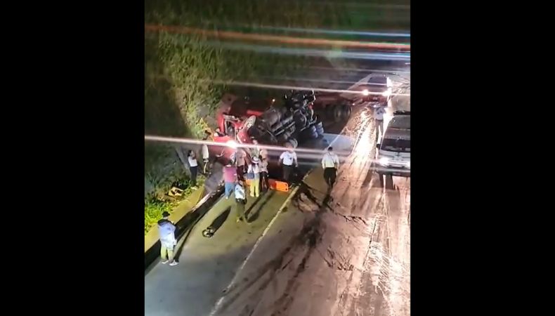 Dos rastras volcadas sobre el bulevar Monseñor Romero