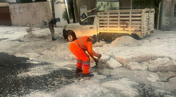 Fuerte tormenta con granizo causa estragos en Puebla, México.