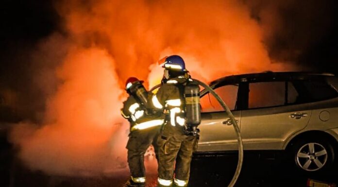 Bomberos sofocó incendio en un vehículo en Antiguo Cuscatlán.