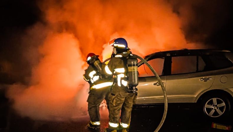 Bomberos sofocó incendio en un vehículo en Antiguo Cuscatlán.