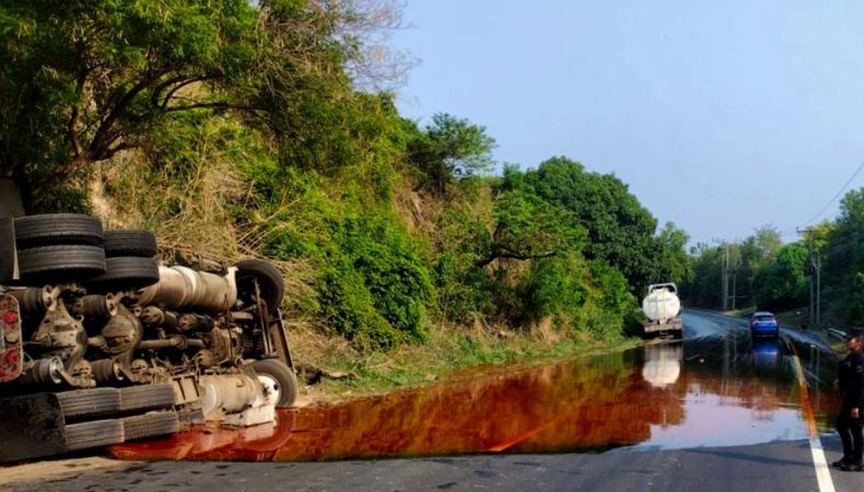 Ahora | Pipa volcada obstaculiza paso vehicular