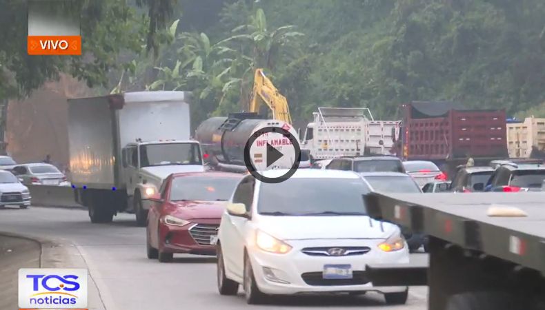 ¡Pipa obstaculiza paso vehicular en un tramo de Los Chorros! Los Chorros