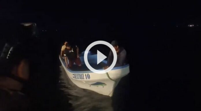 Rescatan a tres personas que se estaban a la deriva en Acajutla.