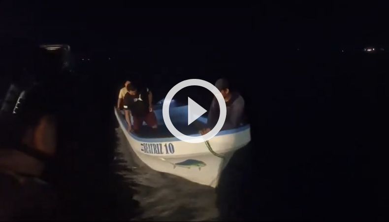 Rescatan a tres personas que se estaban a la deriva en Acajutla.