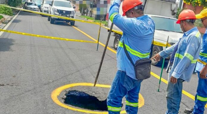 ¡Inician trabajos de reparación de fuga de agua potable en calle La Mascota!