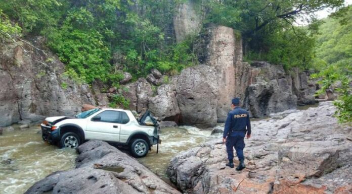 Vehículo cayó al río Sapo en Morazán