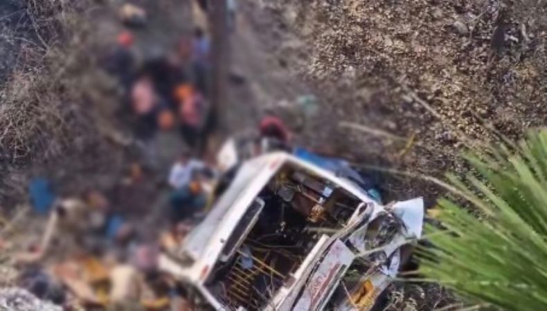 Accidente de autobús deja varias personas fallecidas en India.