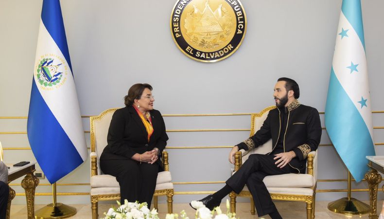 Presidenta de Honduras, Xiomara Castro en reunión con Bukele