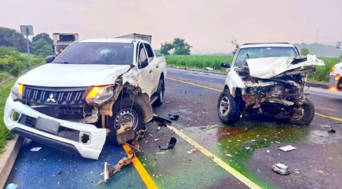 Triple accidente deja varios lesionados en el redondel Claudia Lars.