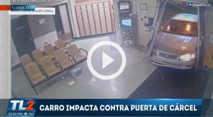 Conductor estrella su auto contra la puerta de una cárcel.