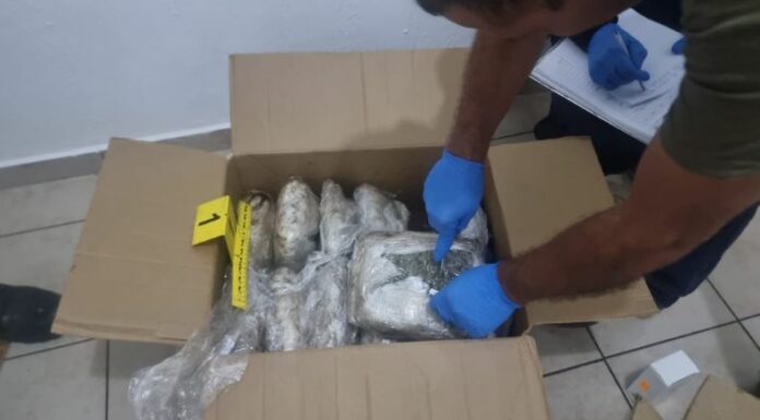 Capturan a dos personas por presunta comercialización de drogas.