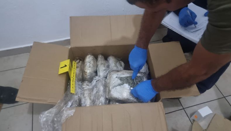 Capturan a dos personas por presunta comercialización de drogas.