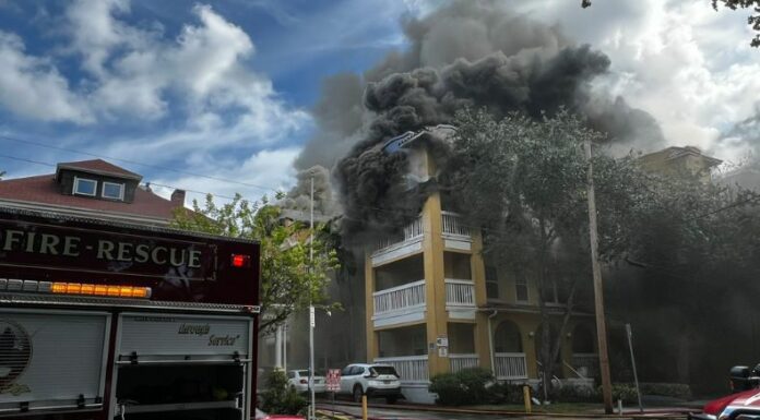 Reportan fuerte incendio en edificio de apartamentos de Miami.
