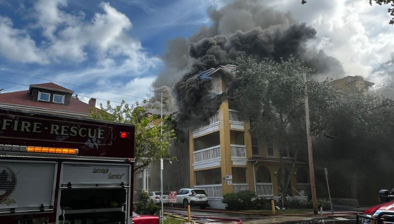 Reportan fuerte incendio en edificio de apartamentos de Miami.