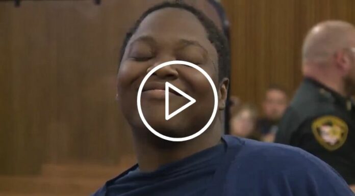 ¡Indignante gesto de presunta homicida de un niño en Ohio!