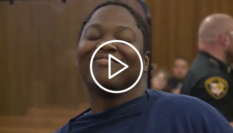 ¡Indignante gesto de presunta homicida de un niño en Ohio!