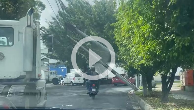 [Video] Postes del tendido eléctrico a punto de caer en Santa Tecla