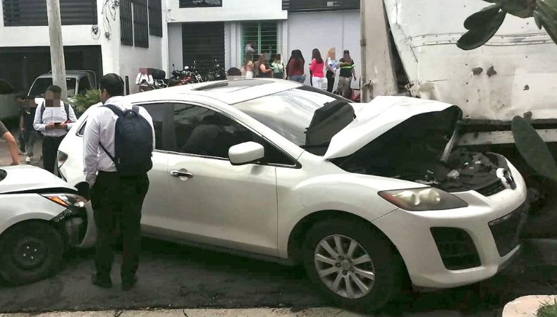 Ahora | Varios carros involucrados en un accidente en Santa Elena