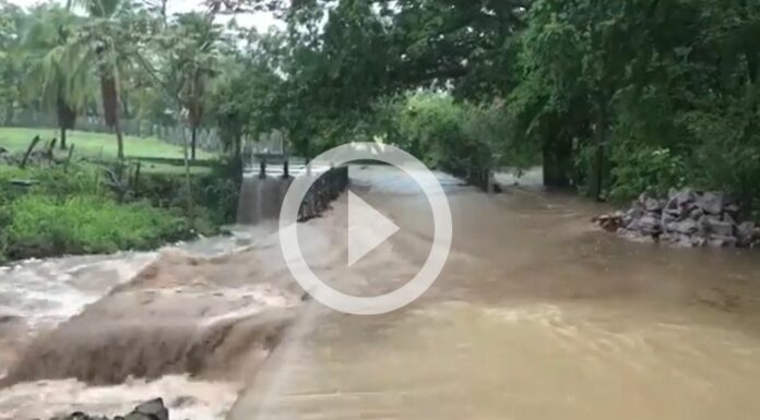 Niveles de agua sobrepasan el puente en el cantón la Chorrera