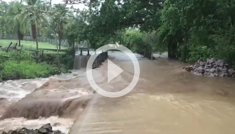 Niveles de agua sobrepasan el puente en el cantón la Chorrera