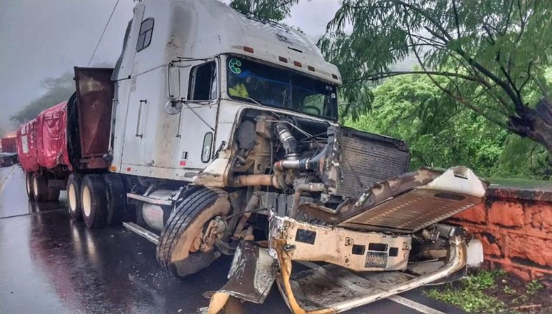 Accidente de tránsito a la altura del puente Quebrada Seca, San Vicente