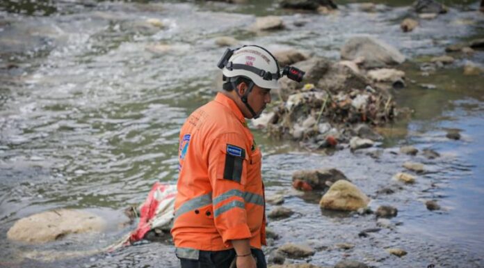 Buscan cuerpo de una persona arrastrada por corriente, en San Jacinto