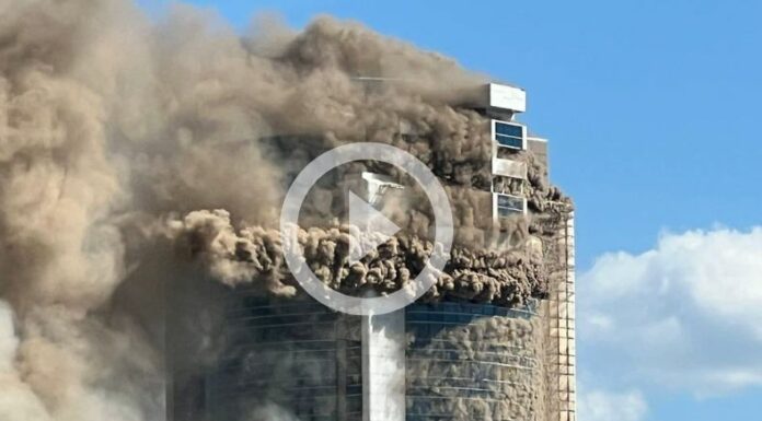 Humo invade en cuestión de minutos un edifico en Kazajistán