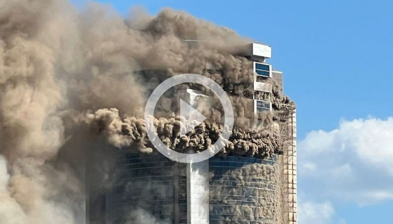 Humo invade en cuestión de minutos un edifico en Kazajistán