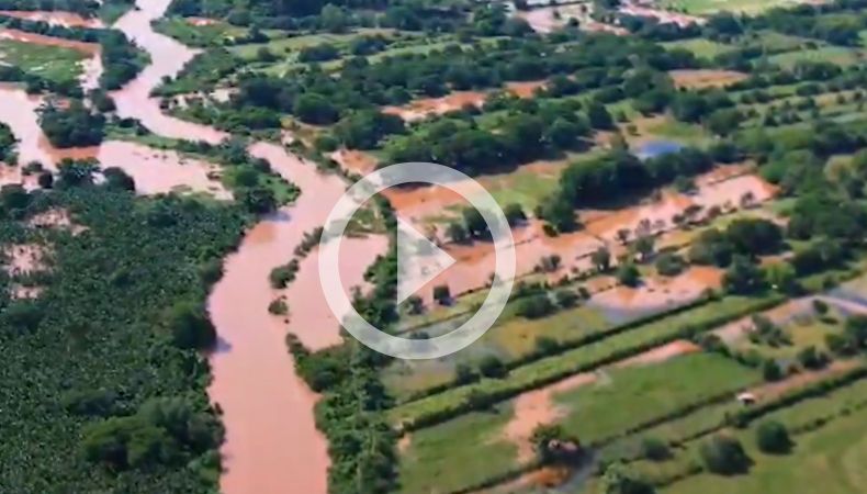 [Video] Desbordamiento de río afecta a residentes de Puerto Parada