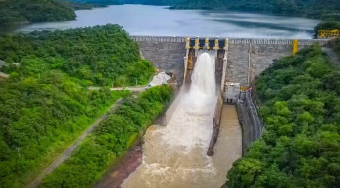 Desarrollan descargas de agua en la Central Hidroeléctrica
