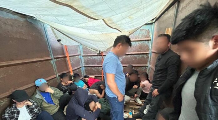 Encuentran migrantes dentro de un camión de carga