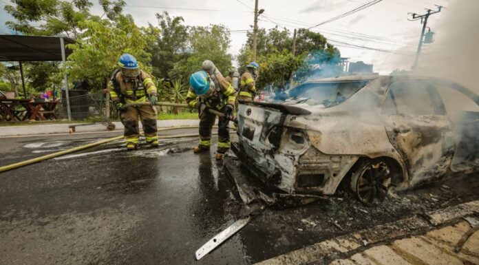 Ahora | Carro se incendia en Tonacatepeque