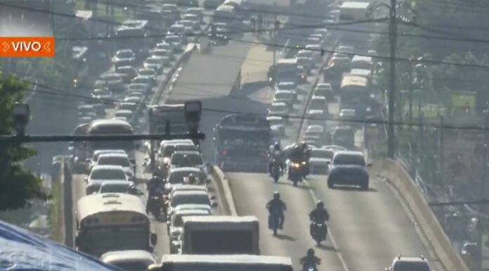 Dos buses generan tráfico en el Bulevar del Ejército