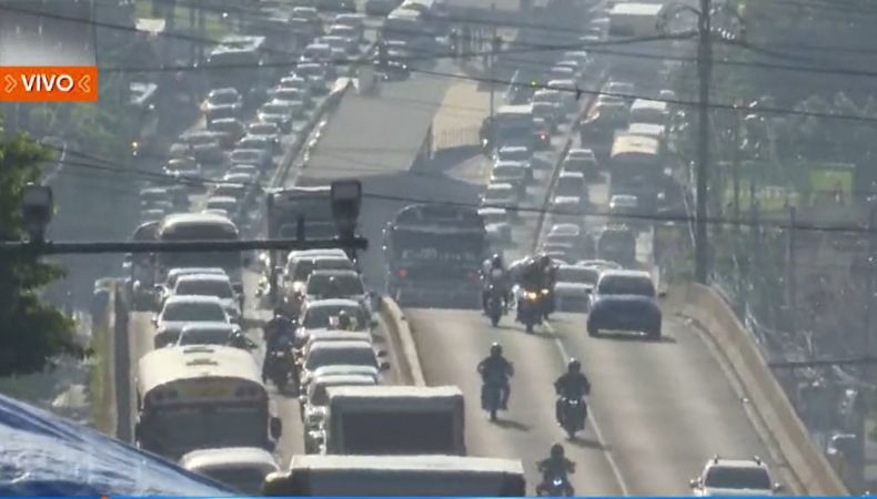 Dos buses generan tráfico en el Bulevar del Ejército