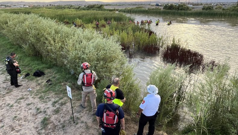 Rescatan a 54 migrantes en el Río Bravo