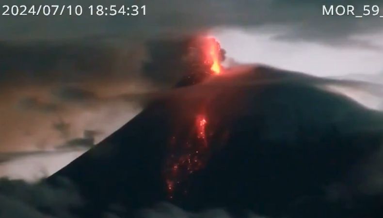 [Video] Ecuador: Volcán Sangay emite lava y ceniza