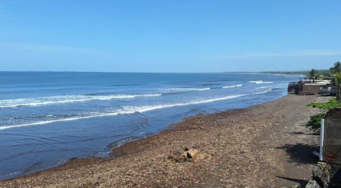 Acajutla continúa restaurándose luego de las toneladas de basura que aparecieron con las lluvias