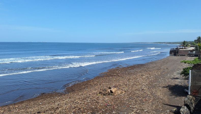 Acajutla continúa restaurándose luego de las toneladas de basura que aparecieron con las lluvias
