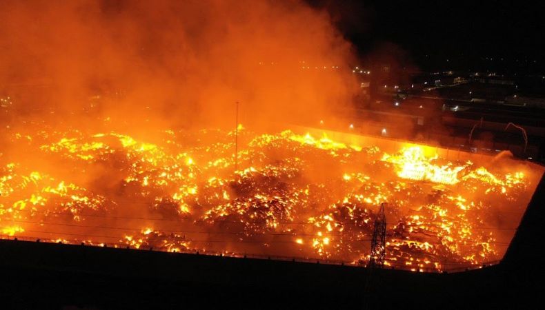 Turquía: Incendio en una fábrica de papelería se expande por cuatro días