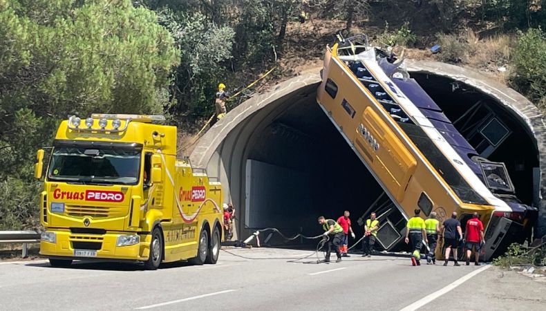 [Video] Aparatoso accidente de autobús en Cataluña, España