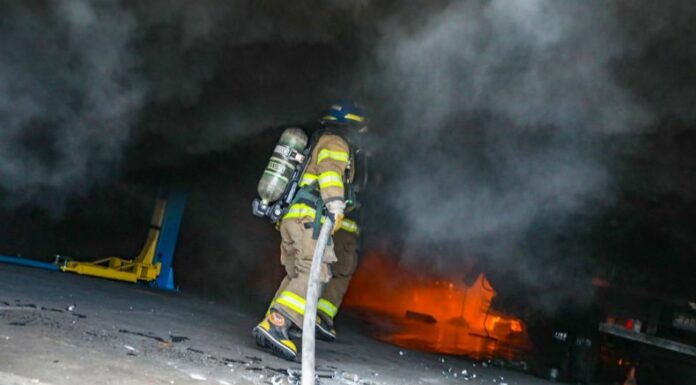 Incendio en taller sobre la colonia Belén, en San Salvador