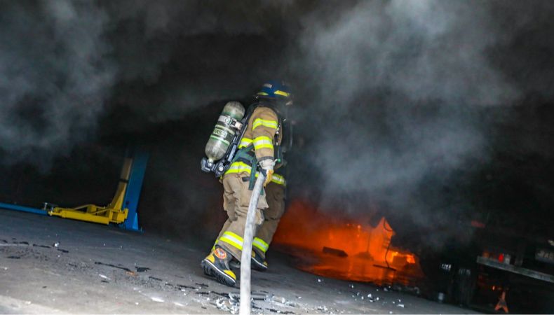 Incendio en taller sobre la colonia Belén, en San Salvador