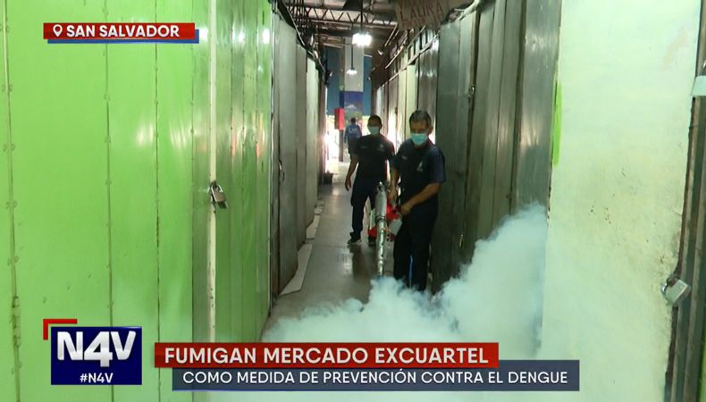 Fumigan mercado excuartel por prevención al dengue